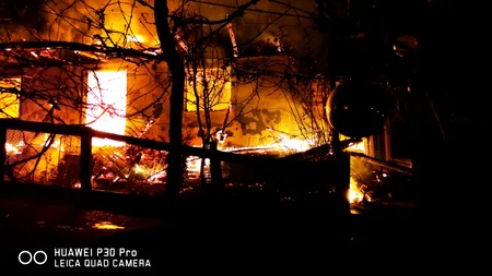 Tragedie în Botoșani. Un bărbat de 42 de ani a murit în urma unui incendiu care i-a mistuit casa | VIDEO