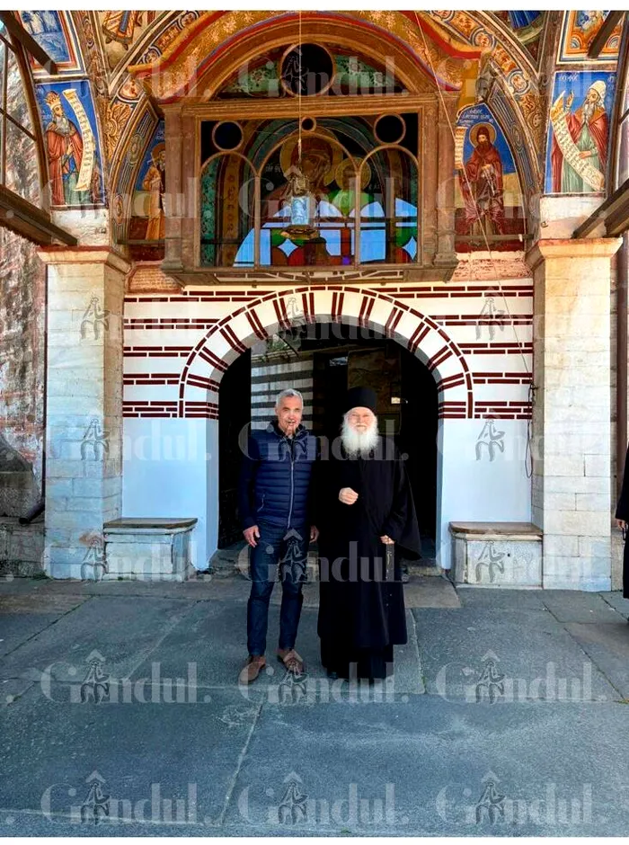 Călin Georgescu a ajuns pe muntele Athos. Cu cine s-a întâlnit fostul candidat la președinție și ce program are