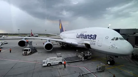Avion nevoit să aterizeze de urgență, după sesizarea unui miros puternic la bord