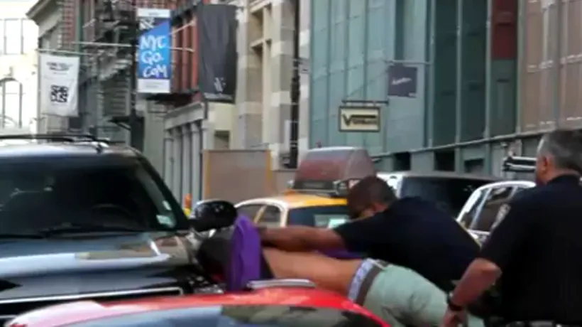 VIDEO - Ce a pățit șoferul unui Ferrari după ce a călcat pe picior un polițist american