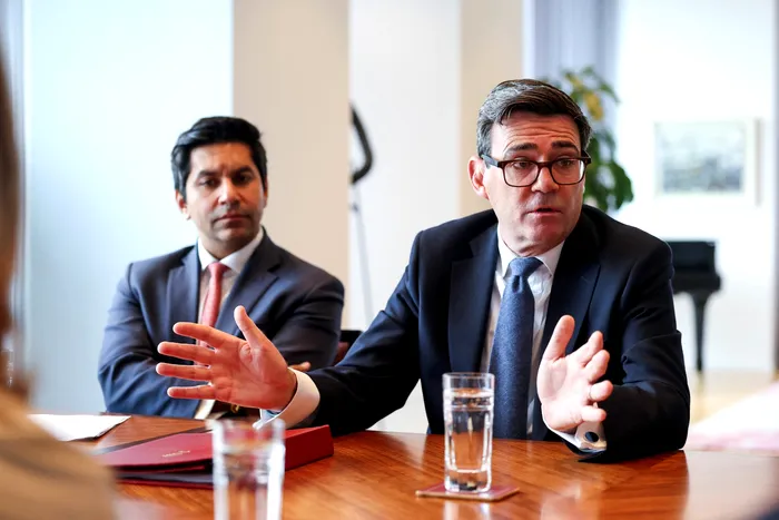 Ministrul Inteligenței Artificială al Marii Britanii, Kanishka Narayan, și premierul Marii Britanii, Andy Burnham 