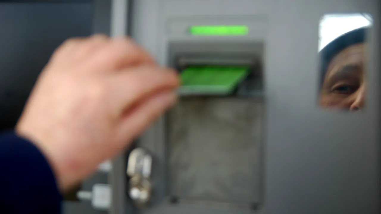 Neglijența contabililor ÎMBOGĂȚEȘTE doi români. Firmele Primăriei Iași au virat 300.000 de lei în conturi greșite