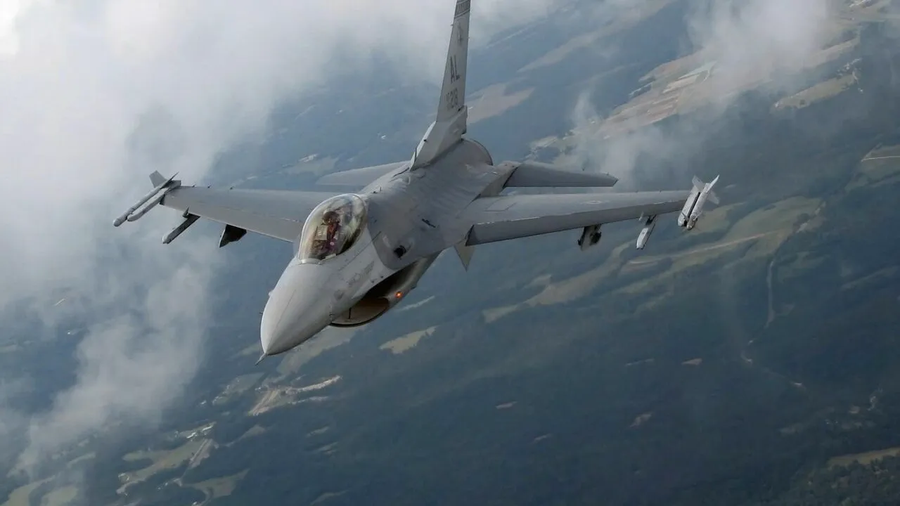 Încă două AERONAVE F-16 cumpărate din Norvegia au aterizat în România / Câte avioane F-16 au acum în total Forțele aeriene române