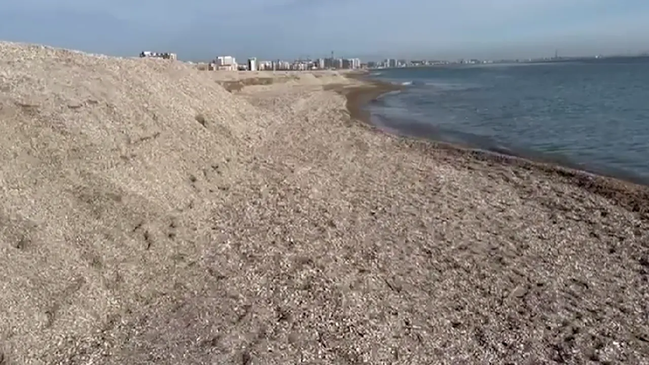 Imagini desprinse parcă din filme pe plajele din Mamaia. Dune uriașe, formate după furtunile puternice