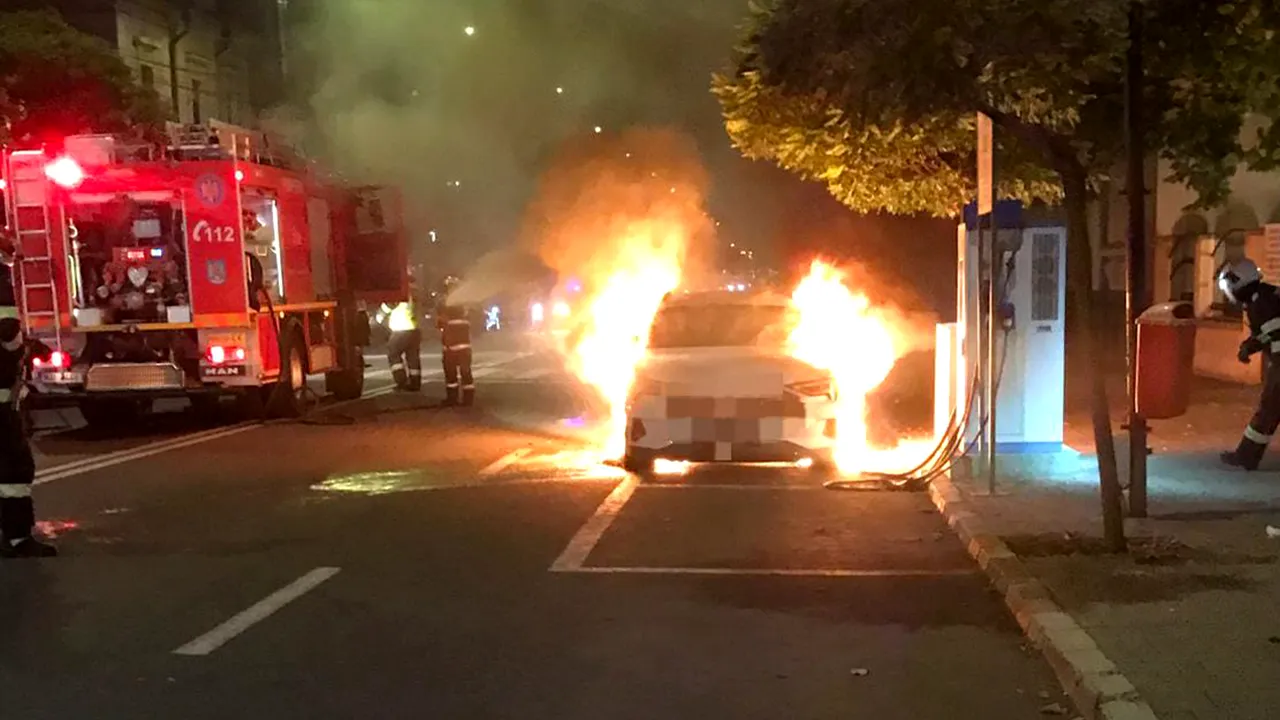 Incendiu DEVASTATOR într-o stație de încărcare în Satu Mare: Un Audi electric a fost mistuit de flăcări