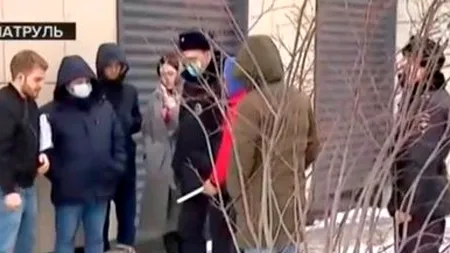 Momentul în care o tânără a sărit de la etajul 4 pentru a scăpa de violatorul ei, filmat. În locuință au mai fost găsite 2 femei legate