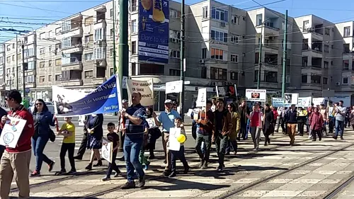 FOTO, VIDEO - „Marșul pentru VIAȚĂ. Sute de timișoreni au participat la o manifestație împotriva avorturilor: STOP vărsării de sânge nevinovat/ Peste 1.500 de persoane, prezente și la Cluj 