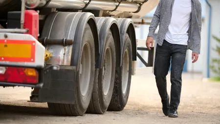 Sute de litri de MOTORINĂ s-au scurs dintr-un camion turcesc pe o șosea în Drobeta Turnu Severin. Șoferul a fost amendat cu 50.000 de lei