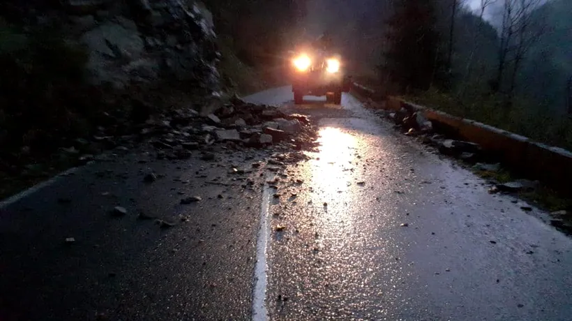Circulație blocată pe DN67C, în județul Alba, în urma unei alunecări de teren. Un utilaj a fost avariat