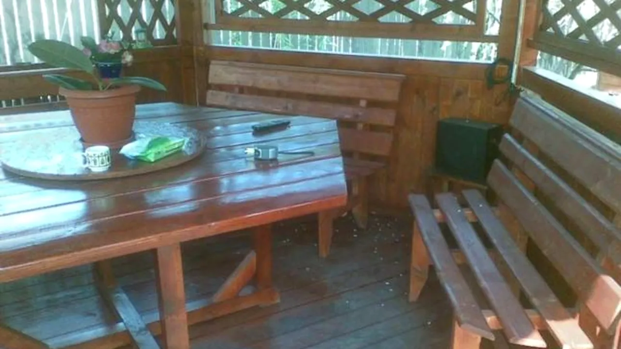 Administratorul unui hotel este acuzat pe Facebook că desfăşoară activităţi de prostituţie și scuipă în mâncarea clienților