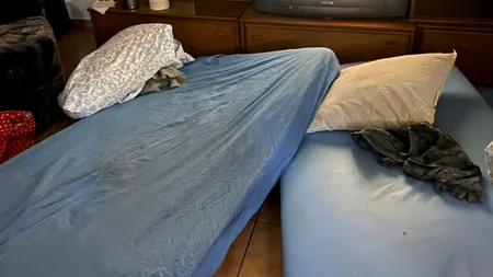 Azilul groazei din Banat. Imagini terifiante din căminul din Timiș lăsat fără licență. 76 de bătrâni dormeau pe saltele, într-o mizerie cruntă