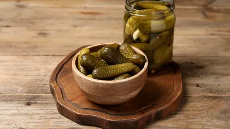 Murăturile sunt vedetele sezonului, dar prețul legumelor a crescut. Cu cât se vând CASTRAVEȚII