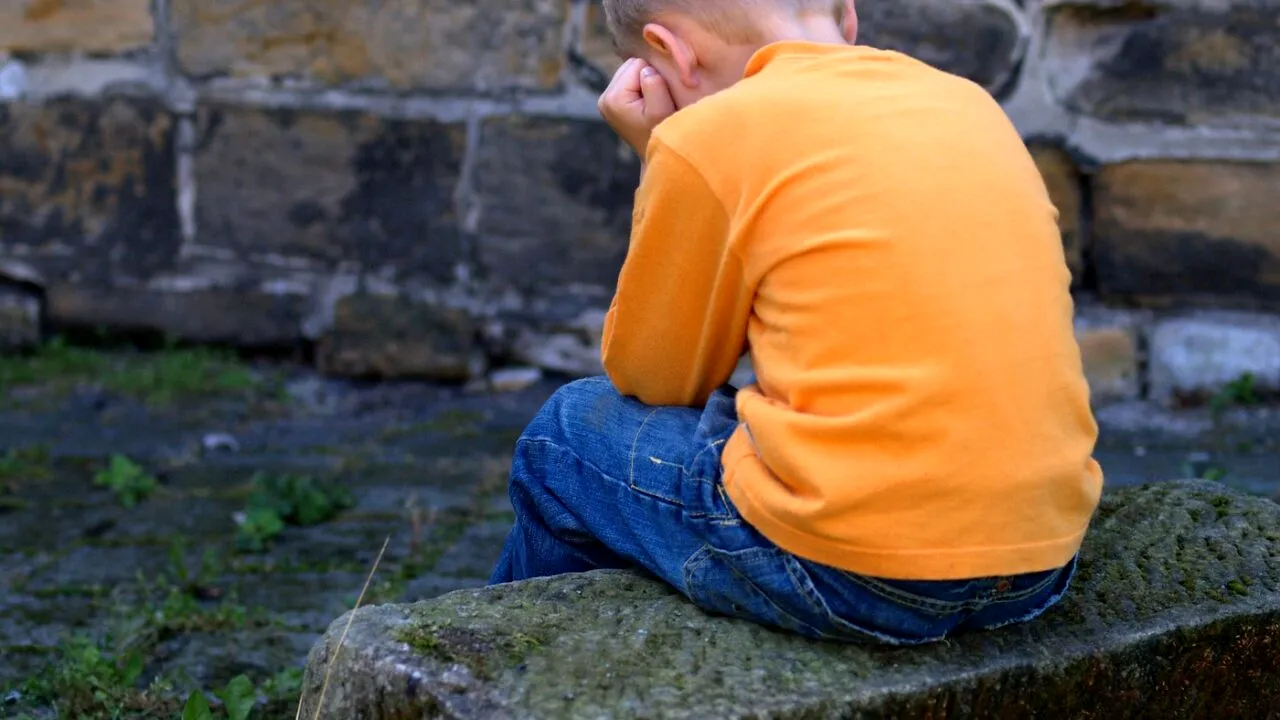 Ireal „motivul” pentru care o femeie și-a „UITAT” fiul de 9 ani pe holul unui spital din Galați: „Am fost în oraș”