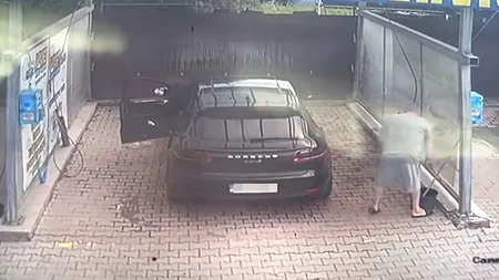VIDEO | Bărbat din Brașov, filmat când fură o găleată și o perie dintr-o spălătorie auto. Imaginile au devenit virale: „A dat toți banii pe mașină”