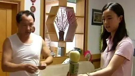 Vrea să intre în Cartea Recordurilor. Chinezul care taie fructe și legume cu cărțile de joc. VIDEO 