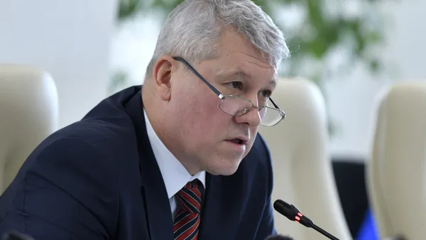 „Minunea” Cătălin Predoiu: cum a supraviețuit sub 7 premieri diferiți. Liberalii dau din casă după căderea Guvernului Bolojan