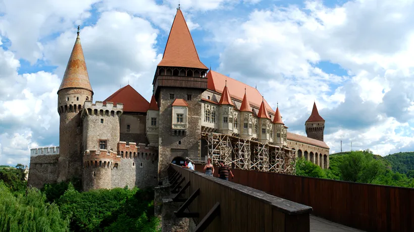 Castelul Corvinilor găzduiește cel mai mare festival de muzică clasică în aer liber din Transilvania