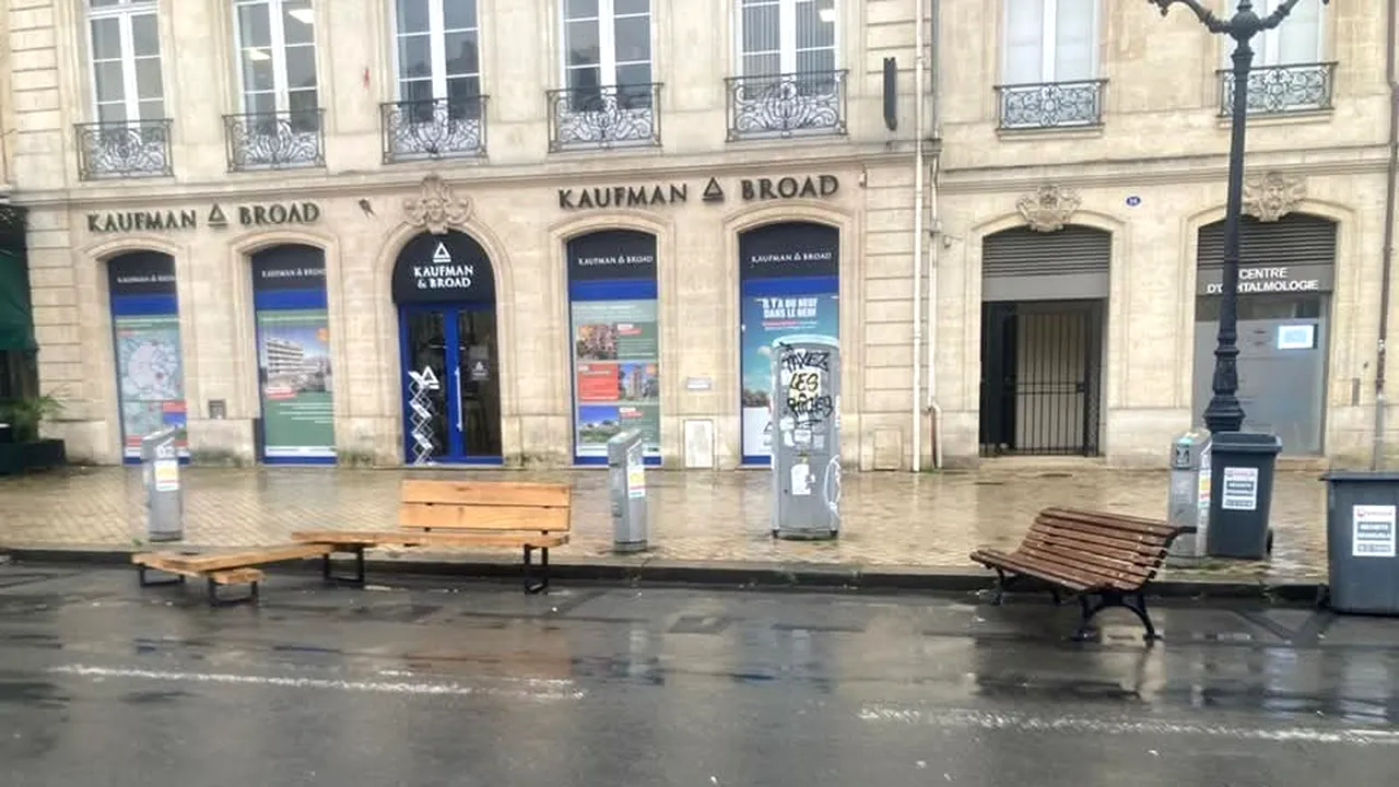 „Dorel”, legenda „meseriașilor”, a lovit și în Franța: bănci montate direct peste locurile de parcare, pe o stradă din Bordeaux