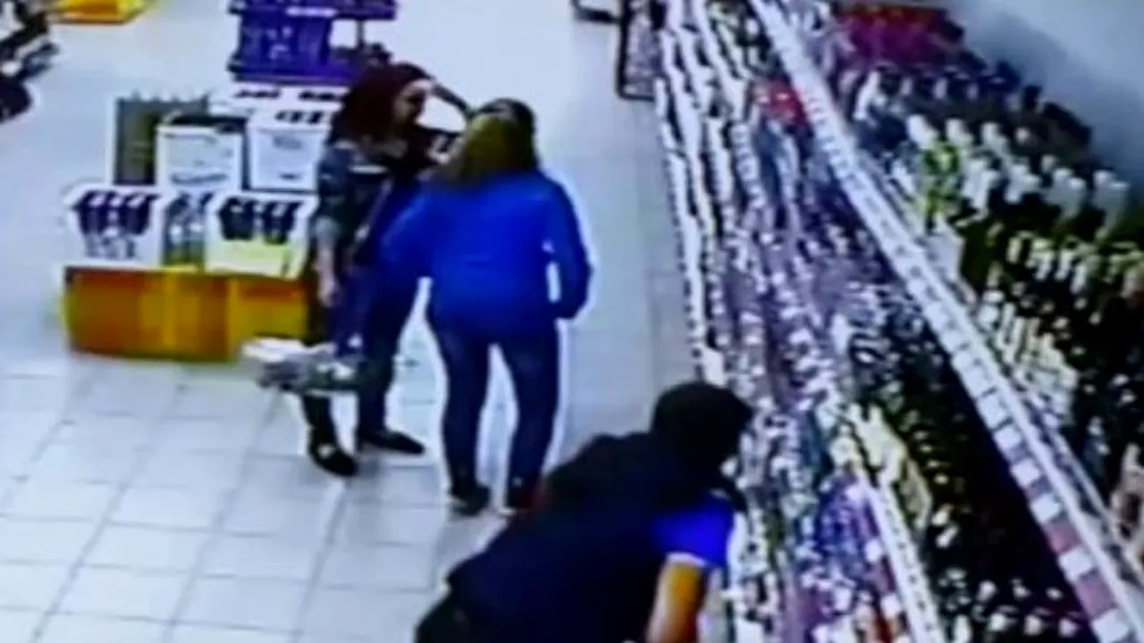 VIDEO. Se aflau la cumpărături când s-a întâmplat asta. Ce au surprins camerele de supraveghere