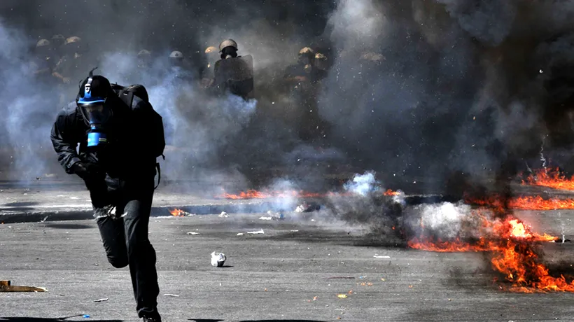 PROTESTE ÎN GRECIA. Manifestanți nemulțumiți au intrat în curtea Ministerului grec al Apărării