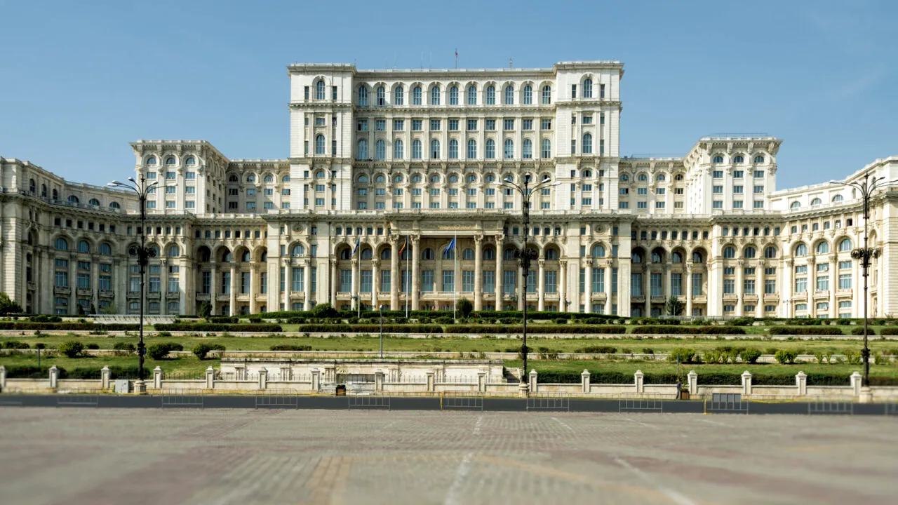 Angajații Senatului cer demontarea antenelor și a echipamentelor care generează RADIAȚII, amplasate pe Palatul Parlamentului