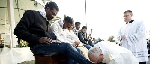 Gest emoționant al Papei Francisc: a spălat și a sărutat picioarele migranților la slujba din Săptămâna Mare