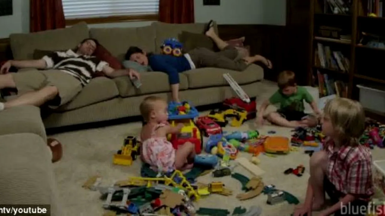 VIDEO. Părinții hip-hop: doi tineri au făcut un videoclip despre cum le-au schimbat copiii viața