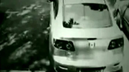 Cum a reușit un hoț să fure o mașină cu ajutorul a trei sticle de apă. VIDEO