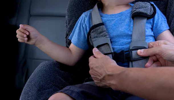 Un copil de 3 ani a MURIT după ce mama sa l-a uitat în mașină, timp de șase ore, la o temperatură de 27 de grade Celsius