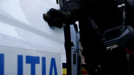 Doi suceveni, prinși de polițiști când încercau să vândă un pistol într-un restaurant