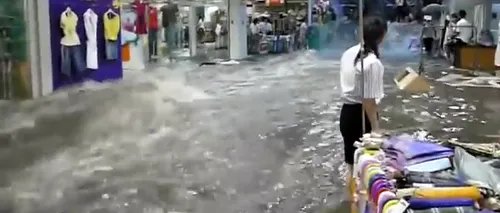 Imagini de coșmar într-un mall: apa de la inundații mătură tot în cale