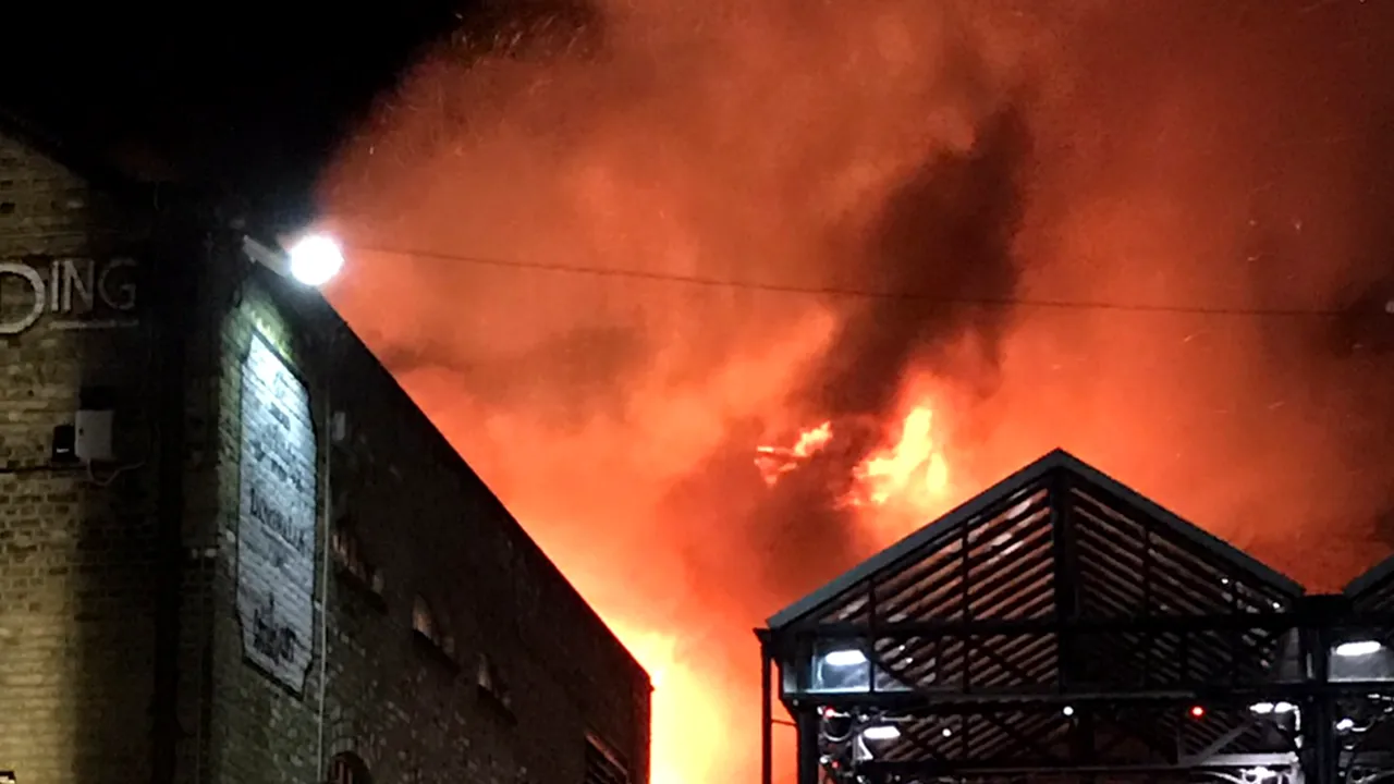 Incendiu puternic într-o zonă turistică din Londra. 70 de pompieri intervin să stingă flăcările