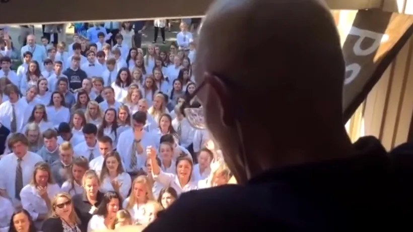 VIDEO. Gestul emoționant al unor elevi pentru profesorul lor grav bolnav. „A fost un moment în care distanța dintre Rai și Pământ a părut aproape inexistentă
