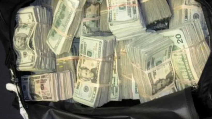 Un rucsac cu 100.000 de dolari a fost uitat într-un restaurant. Unde au ajuns banii