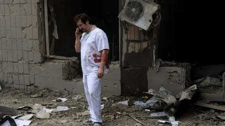 Imagini cu cel mai sângeros bombardament rusesc din ultimele 6 luni. Pacienți minori, evacuați dintr-un spital cu perfuziile după ei