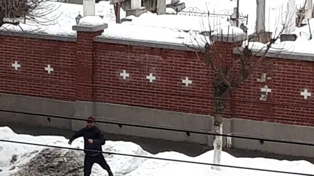 Cum arată hoțul din buzunare, prins după ce o femeie care l-a fotografiat a pus imaginile pe internet. Sute de oameni au distribuit imaginea care a ajutat poliția