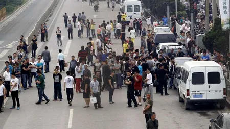 Proprietarul american al unei uzine este ținut ostatic de șase zile în China, de angajații săi. Solicitarea neobișnuită pentru eliberarea lui