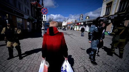 Moscova a început să elibereze pașapoarte rusești cetățenilor din Crimeea