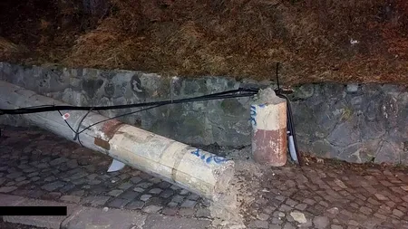 Viscolul face ravagii în stațiunile de pe Valea Prahovei, unde vântul bate cu rafale de peste 120 km/h. Mai mulți copaci și stâlpi au fost doborâți