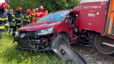 FOTO & VIDEO | O mașină a fost lovită de tren în Brașov. Cinci persoane au fost rănite în urma accidentului feroviar