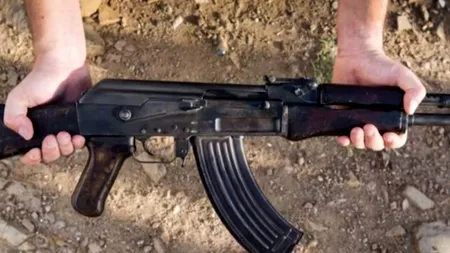 Ce a pățit un bucureștean, după ce s-a jucat cu o „mitralieră” Kalașnikov în curte