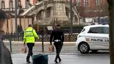 VIDEO | Doi polițiști locali din Cluj au parcat pe trotuar, cu girofarul aprins. Le era poftă de fast-food