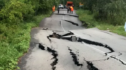 Anunț pentru șoferi: Traficul pe două drumuri naționale este restricționat din cauza alunecărilor de teren și aluviunilor