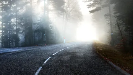 Ceață în mai multe zone din România. Vizibilitate redusă pe drumuri din 8 județe și Capitală