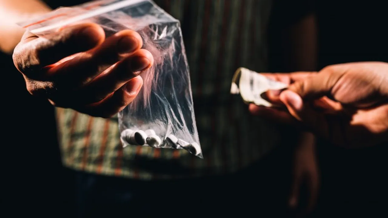 Tânăr de 23 de ani, prins în flagrant în timp ce încerca să vândă pastile de ecstasy