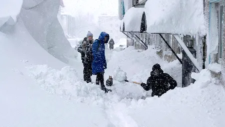 Alertă în Kamchatka: locuitorii au rămas fără mâncare și fără utilaje de curățat drumurile, sub troienele uriașe