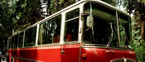 Bun venit în Laloșu, comuna unde primarul a vândut un autobuz la fier vechi ca să plătească salariile. Fac referendum să mut localitatea în alt județ
