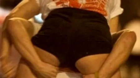 Dezmăț în Marea Britanie. Mii de studenți îmbrăcați sumar au făcut ravagii pe străzile din Nottingham. GALERIE FOTO