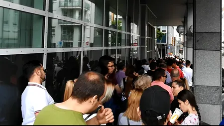 Cozi uriașe la mai multe secții de vot din Diaspora: Românii așteaptă ore întregi ca să voteze. Au scandat minute în șir „Hoții, hoții