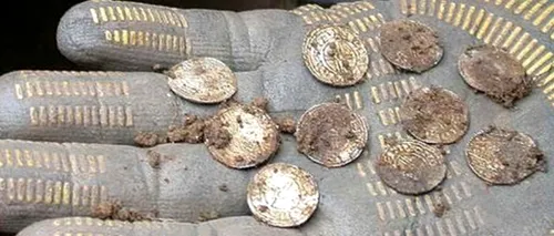 Făcea săpături în joacă și a descoperit o comoară: 5.000 de monede din secolul al XI-lea